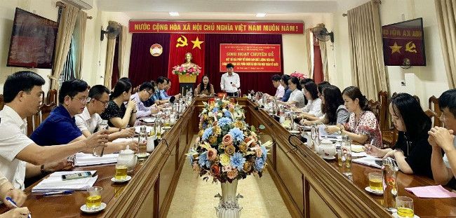 Đảng viên đang thảo luận và học tập về lý luận chính trị trong một buổi sinh hoạt chi bộ
